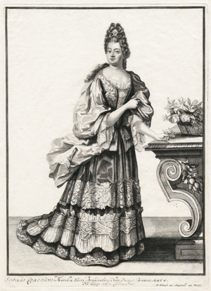 Modekupfer: Sophie Charlotte, Königin von Preußen (1668-1705). Der Stich zeigt die Königin in ganzer Figur, leicht von rechts gesehen mit nach vorn gewandtem Kopf. Sie steht an einem Tisch, auf dem ein Blumenkorb zu sehen ist. Sophie Charlotte trägt ein Schleppkleid mit Volants, die aufgesteckten Haare sind mit einem Diadem geschmückt.